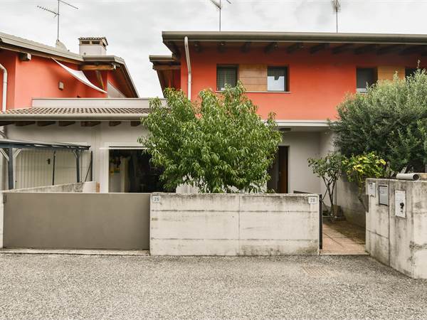 Villetta a schiera tricamere