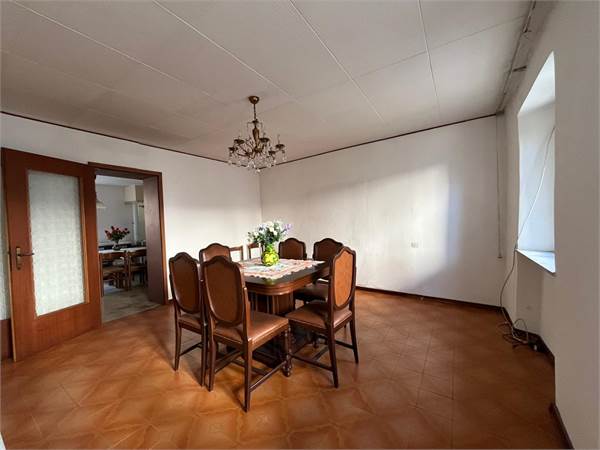 Casa in linea con scoperto e pertinenze